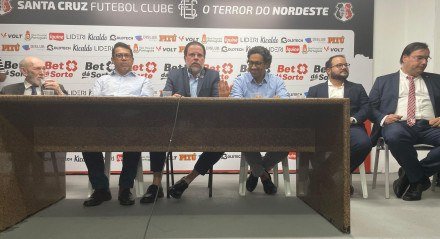 Imagem do presidente do Santa Cruz, Bruno Rodrigues, e diretoria