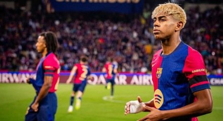 Lamine Yamal concentrado antes de jogo do Barcelona
