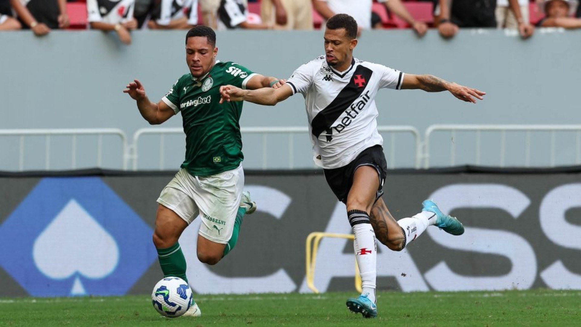 O atacante foi contratado em fevereiro e até então não havia balançado as redes com a camisa Alviverde; o número 9 comemorou o feito