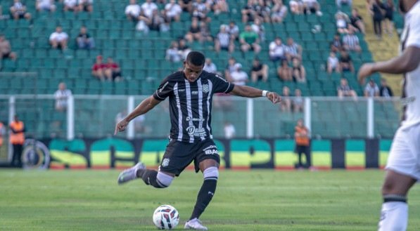 Imagem de jogo entre Figueirense e Ponte Preta