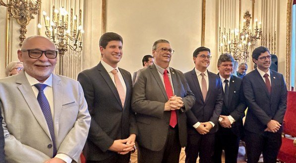 Nas homenagens que recebeu ontem, no Palacio da Justiça, o ministro Flávio Dino, com os deputados Francismar Pontes, Sileno Guedes e Rodrigo Farias, o prefeito João Campos e o vice-prefeito Victor Marques