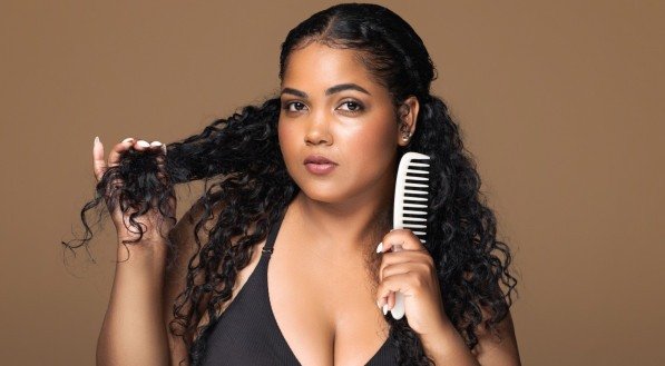 Imagem ilustrativa de uma mulher com cabelo cacheado!