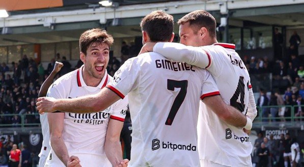 Jogadores do Milan comemoram gol
