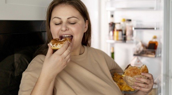 Imagem ilustrativa de mulher se alimentando