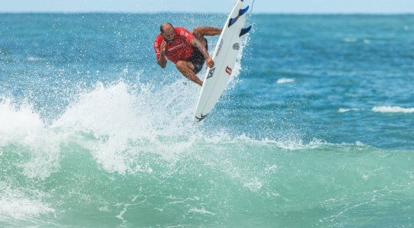 O surfista Jadson André irá competir como integrante do circuito em Porto de Galinhas