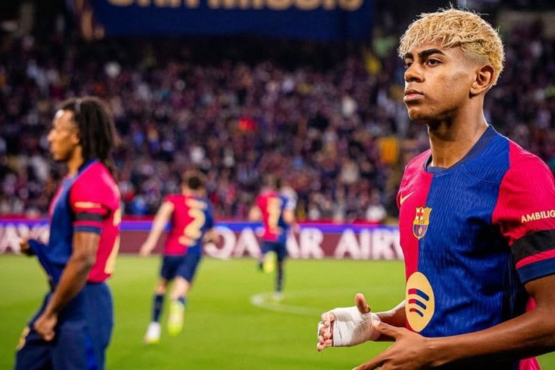 Lamine Yamal concentrado antes de jogo do Barcelona