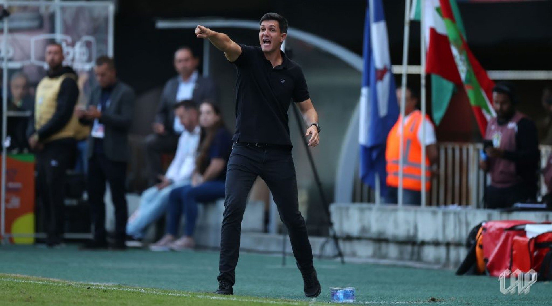 Saída do técnico acontece após o Furacão ser goleado por 4 a 1 pelo Botafogo-SP