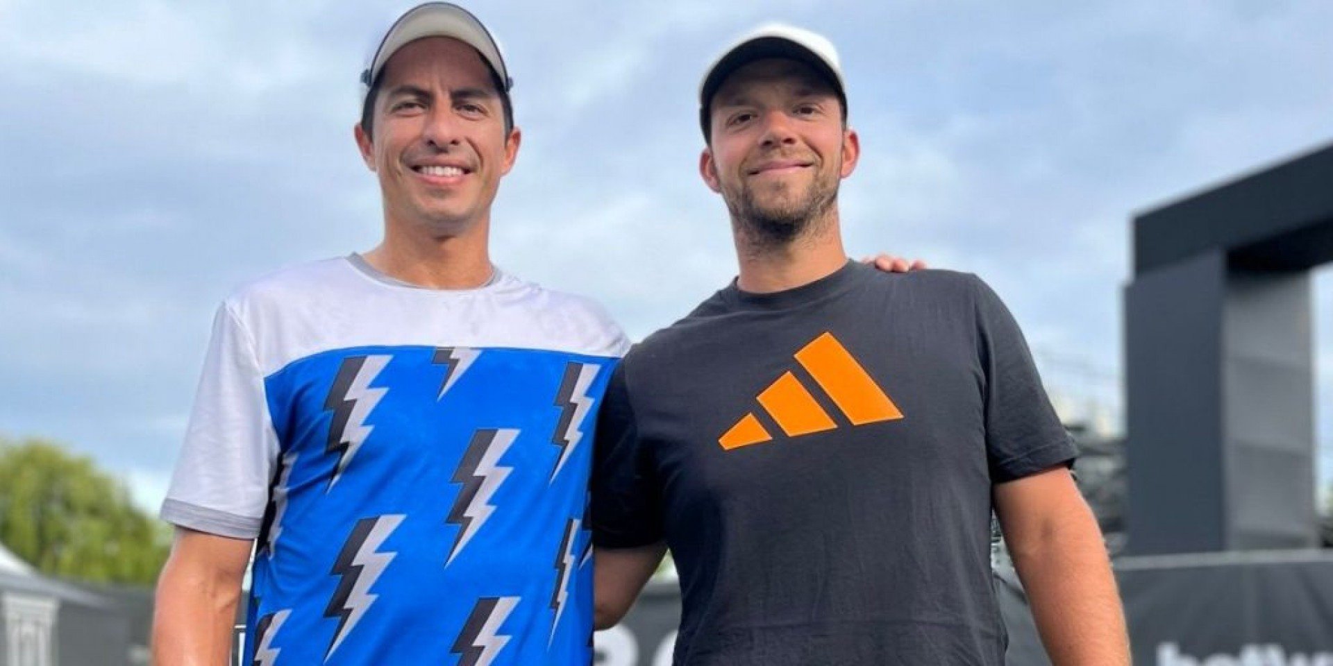 Brasileiro lidera equipe na Tennis Base Klier, alcança a primeira divisão estadual e acompanha atletas em torneios ATP e juvenis de elite no país.