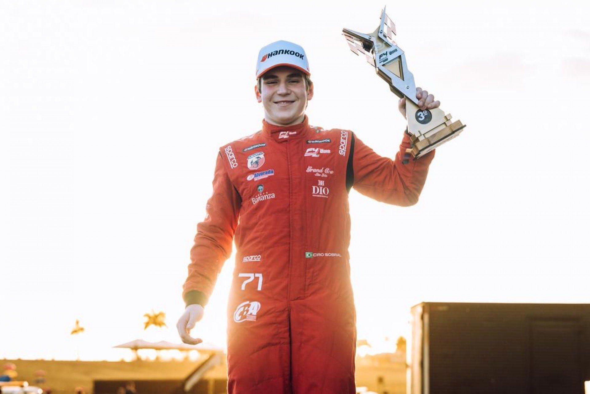 O maranhense Ciro Sobral teve um fim de semana histórico na abertura da temporada 2025 da Fórmula 4 Brasil, disputada no tradicional Autódromo de Interlagos, em São Paulo. Com uma performance marcante, o piloto da TMG Racing conquistou sua primeira vitória na categoria e entrou para a história como o primeiro representante do Norte/Nordeste a [&amp;#8230;]