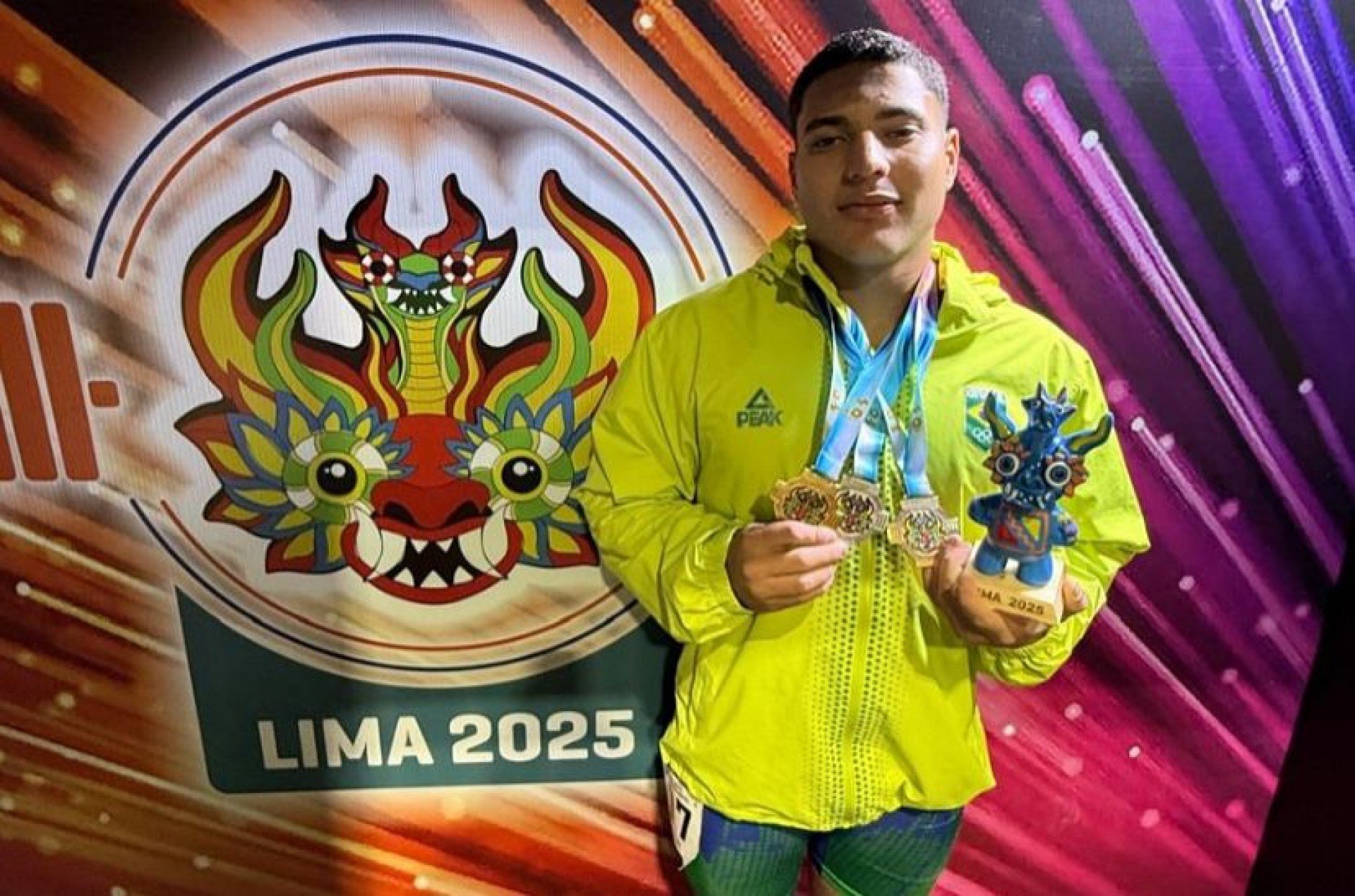 Brasileiro levantou 395kg para ser campeão na categoria até 102kg, com direito a recorde mundial