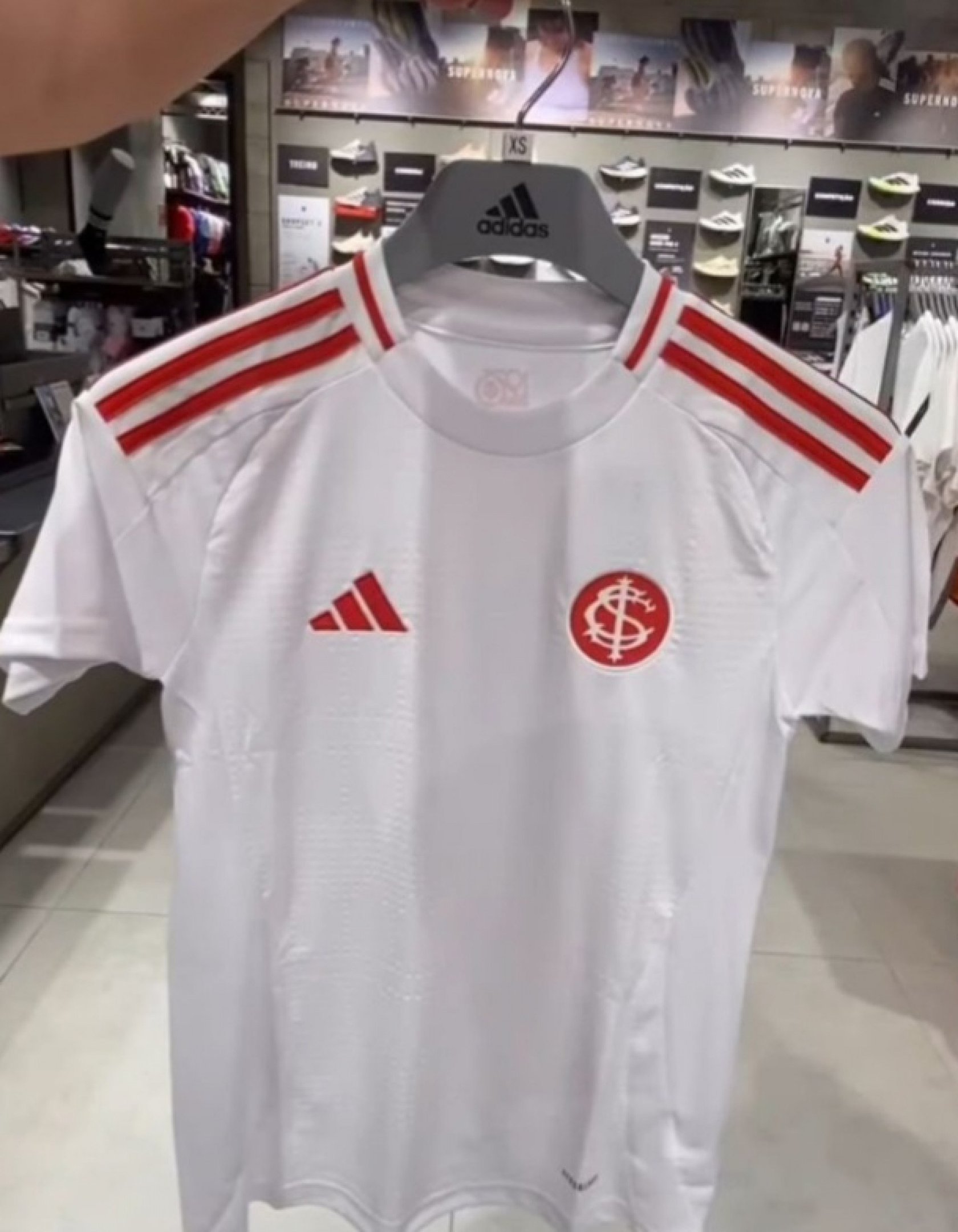 A imagem foi publicada em um perfil de uma loja da fornecedora de material esportivo do clube. Veja imagens da nova camisa.