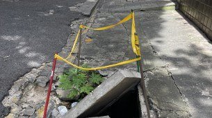 Cratera em calçada coloca pedestres em risco