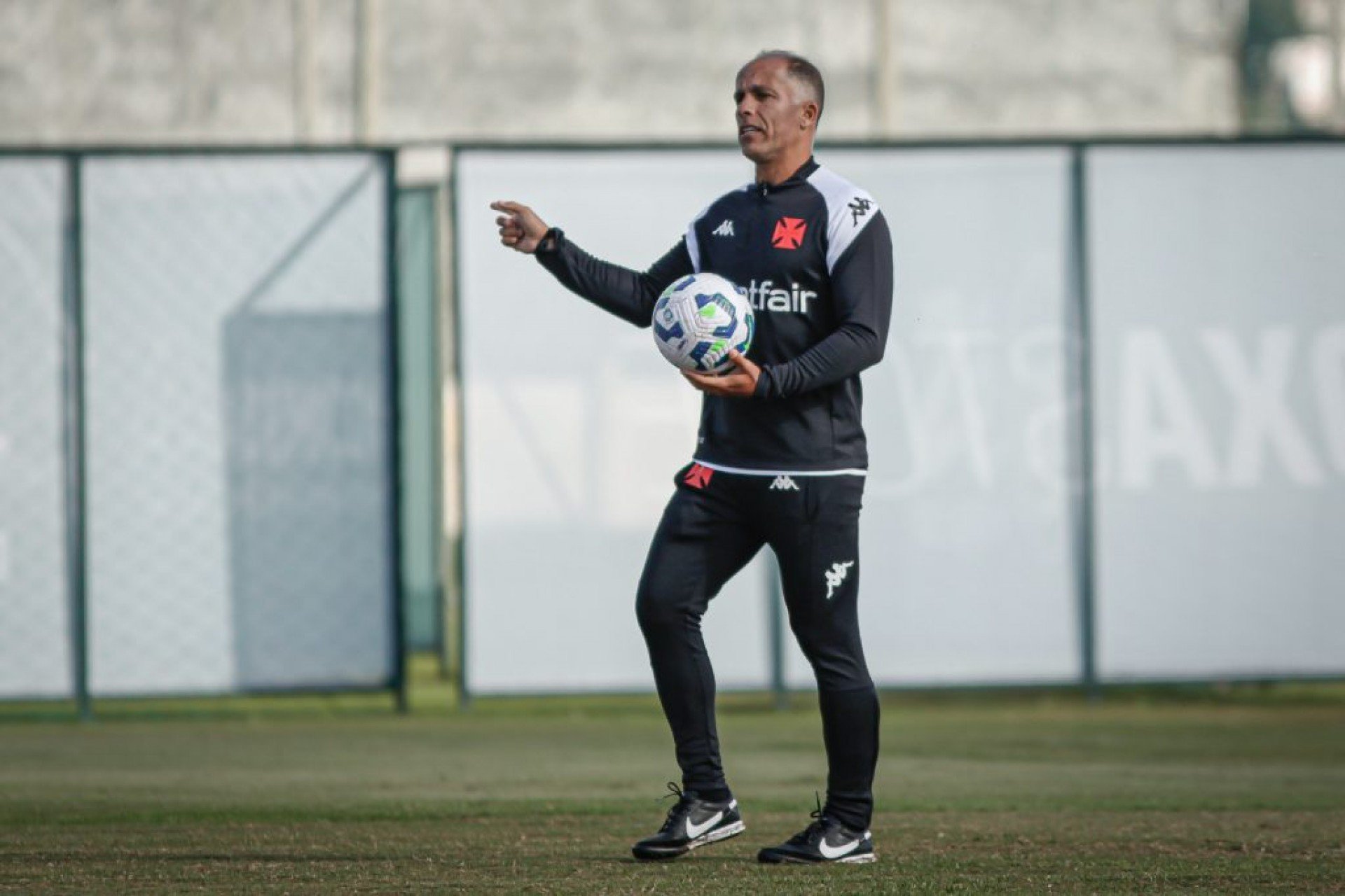 Zagueiro Lucas Freitas sofre lesão na sola do pé e está fora dos próximos dois jogos; Loide Augusto segue com a delegação, mas ainda é dúvida.