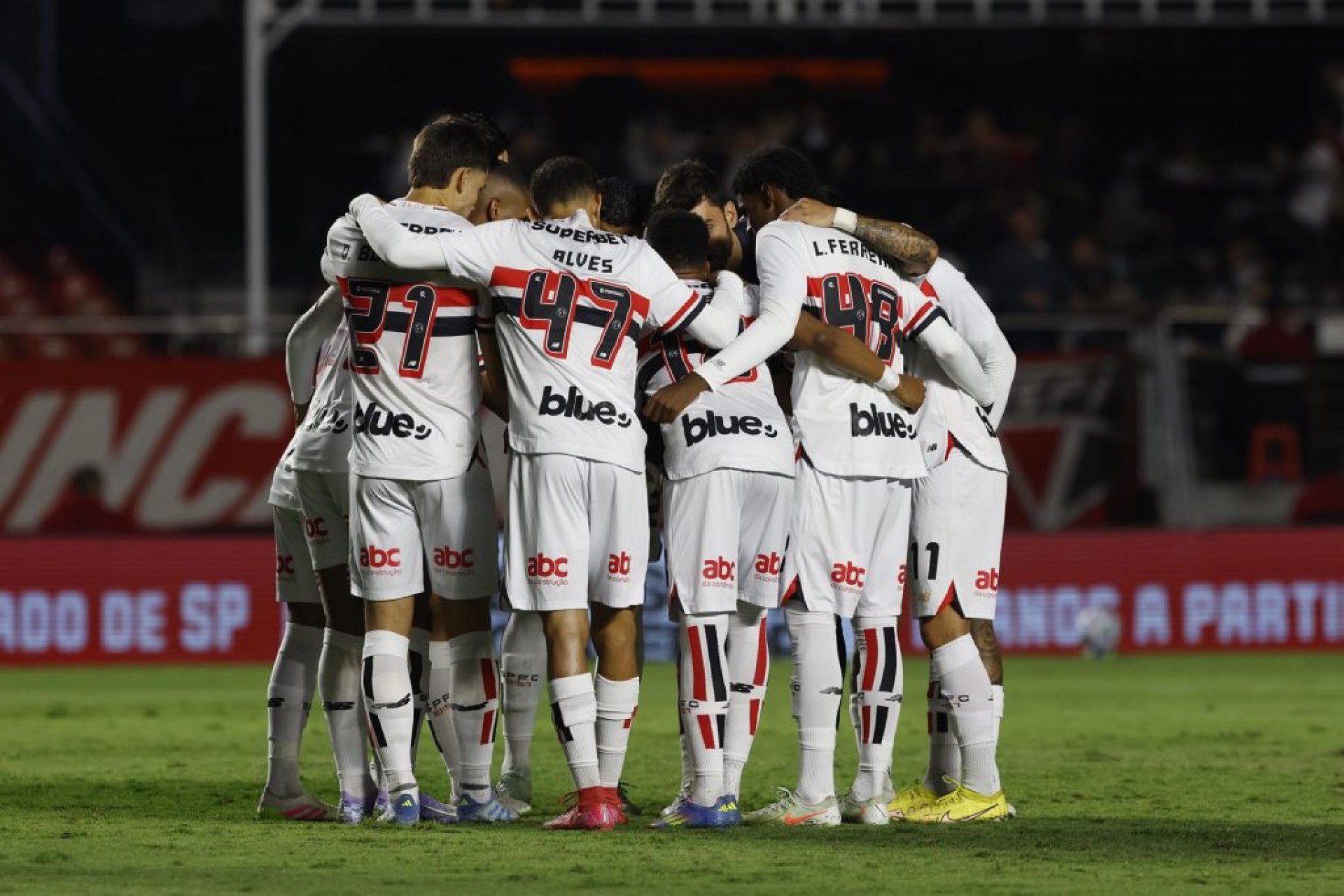 Allianza Lima e São Paulo se enfrentam pela Libertadores.