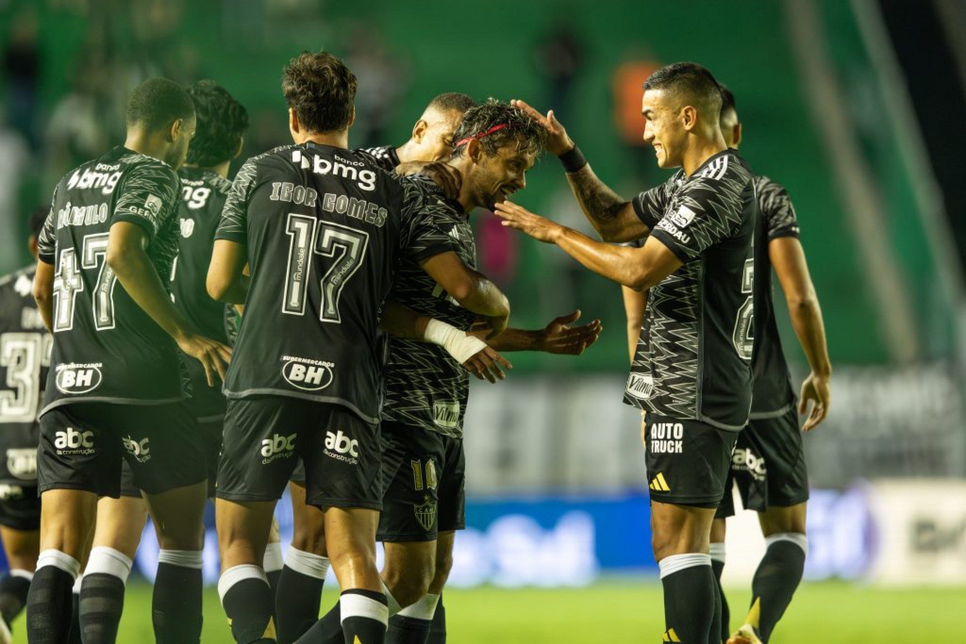 Atlético-MG “escala” a tabela e respira no campeonato Brasileiro após conseguir a primeira vitória fora de casa na competição