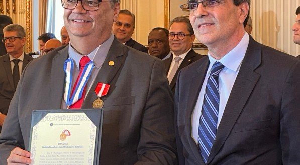 O desembargador Ruy Salathiel, presidente do Tribunal Regional do Trabalho da 6ª Região, entrega a Medalha do Mérito Conselheiro João Alfredo ao ministro Flávio Dino