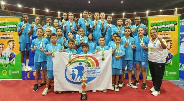 Equipe de karatê da Associação Beneficente e Esportiva Criança Cidadã (ABECC)