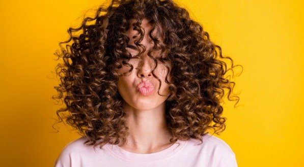 20 inspirações de cabelos cacheados com luzes para realçar sua beleza natural