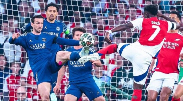 Disputa de bola no confronto PSG x Arsenal pela Champions League