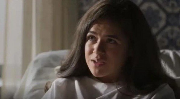 Imagem de Bia (Maisa) no hospital, na novela Garota do Momento