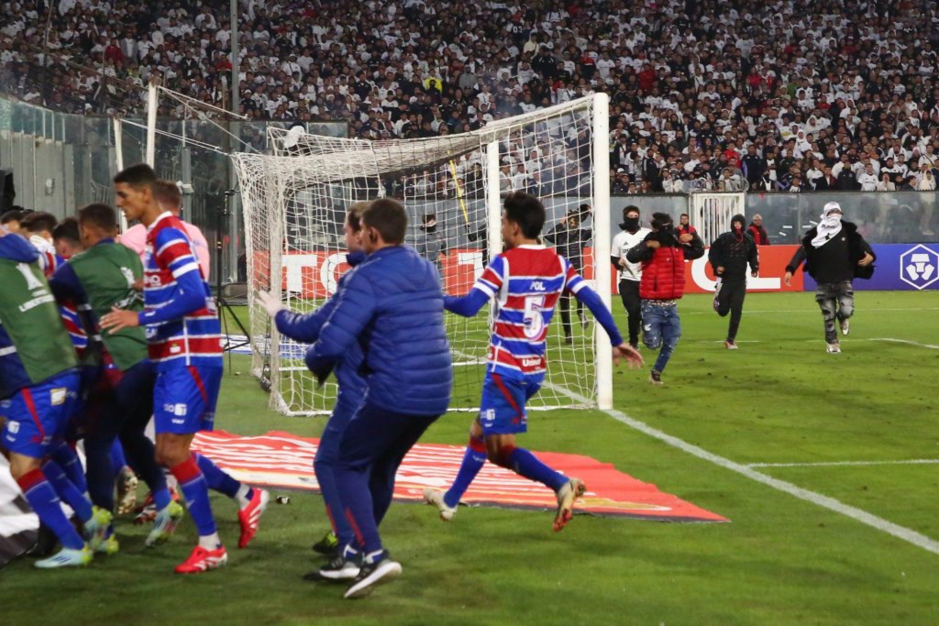 Fortaleza e Colo-Colo se enfrentam nesta terça-feira (6), pela quarta rodada da fase de grupos da Libertadores. A bola rola às 21h30 na Arena Castelão, para o duelo que marca o reencontro entre as duas equipes após os incidentes que aconteceram na última vez que se enfrentaram, no Monumental de Santiago. Na ocasião, naquele dia [&amp;#8230;]