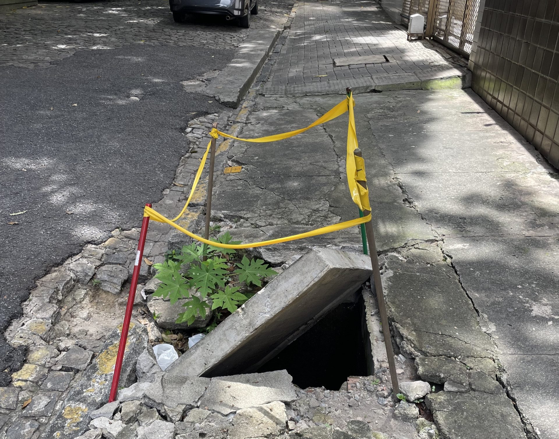 Voz do Leitor, 07/05: Cratera em calçada coloca pedestres em risco