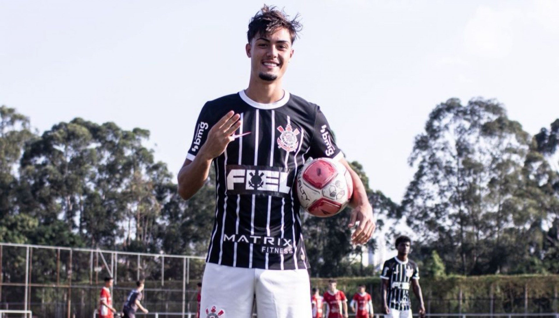 Artilheiro da competição espera terminar com o título
