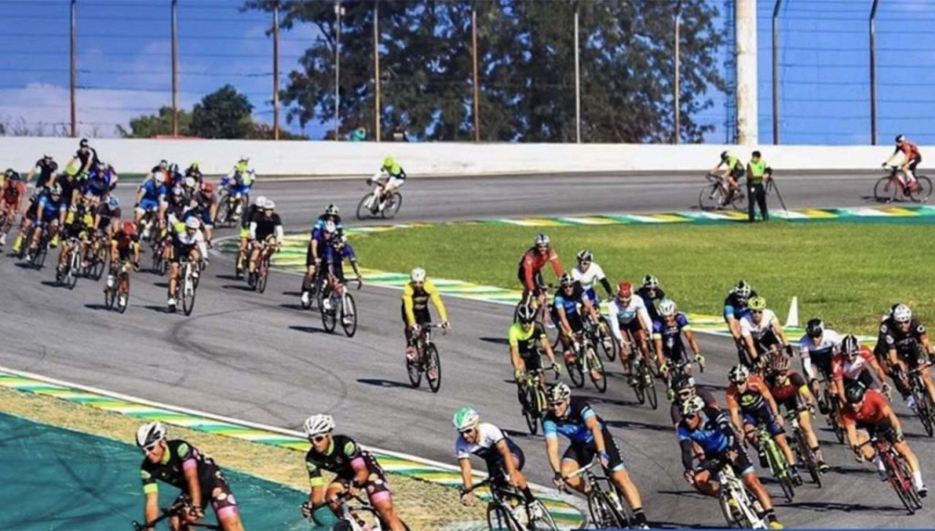 Prova de ciclismo celebra 85 anos do autódromo da F1 no país.