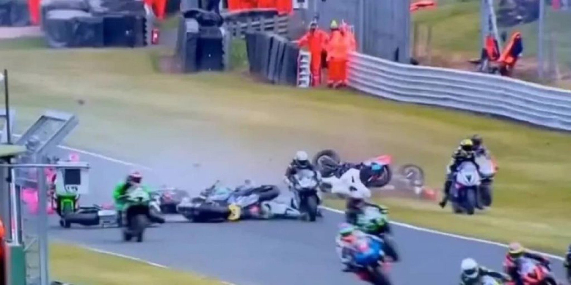 Dois pilotos morreram após um acidente devastador durante a etapa do Campeonato Britânico de Supersport.