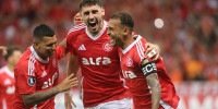 Jogadores do Internacional celebram gol de Alan Patrick