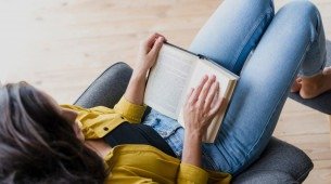 Imagem de uma mulher lendo livro