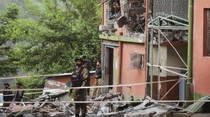 Vista de mesquita danificada por suposto míssil lançado a partir da Índia em Muzaffarabad, capital da Caxemira controlada pelo Paquistão