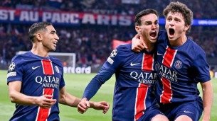 Jogadores do PSG comemorando um dos gols sobre o Arsenal no jogo de volta das semifinais da Champions League