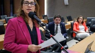 Débora Almeida (PSDB) protocolou requerimento formal à Procuradoria-Geral da Alepe, questionando o cumprimento dos artigos 21 e 22 da Constituição Estadual, que tratam dos prazos de tramitação de matérias em regime de urgência.