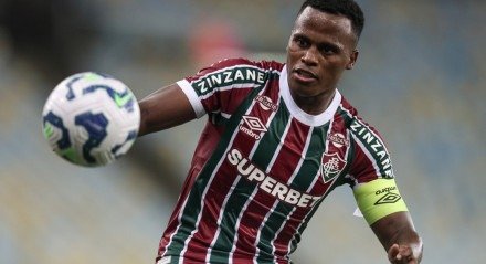 John Arias tenta domínio da bola em jogo do Fluminense 