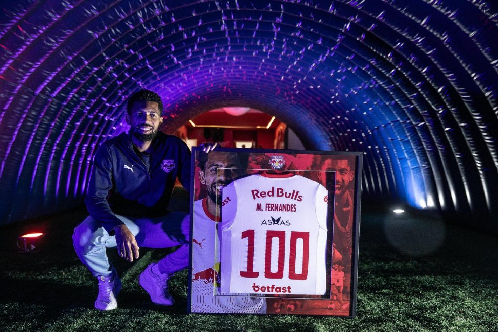 O volante foi homenageado por atingir seu centésimo jogo pelo clube.