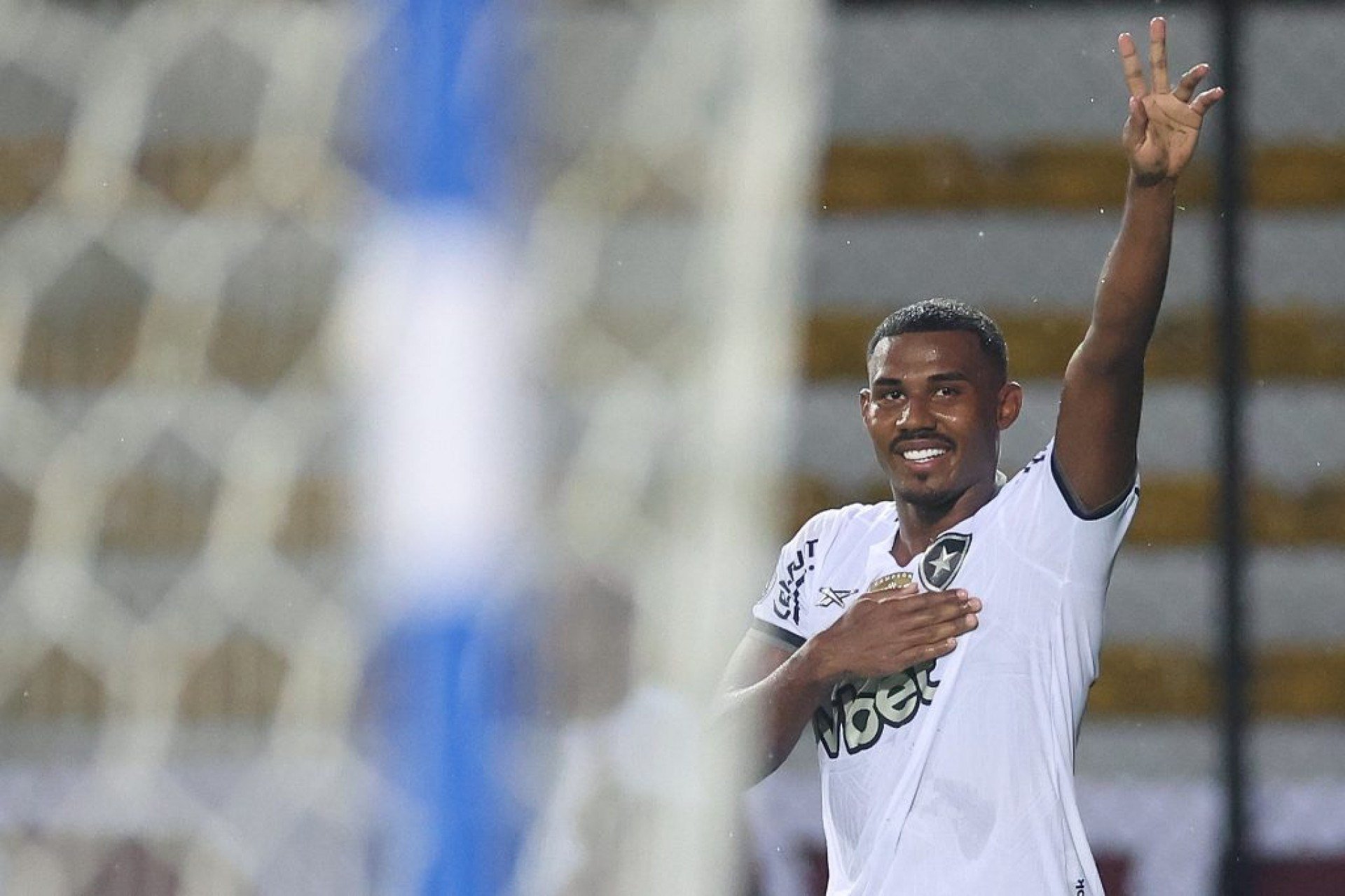 Glorioso encerra jejum fora de casa com vitória suada e mantém vivo o sonho da classificação; Cuiabano brilha com gol decisivo nos acréscimos
