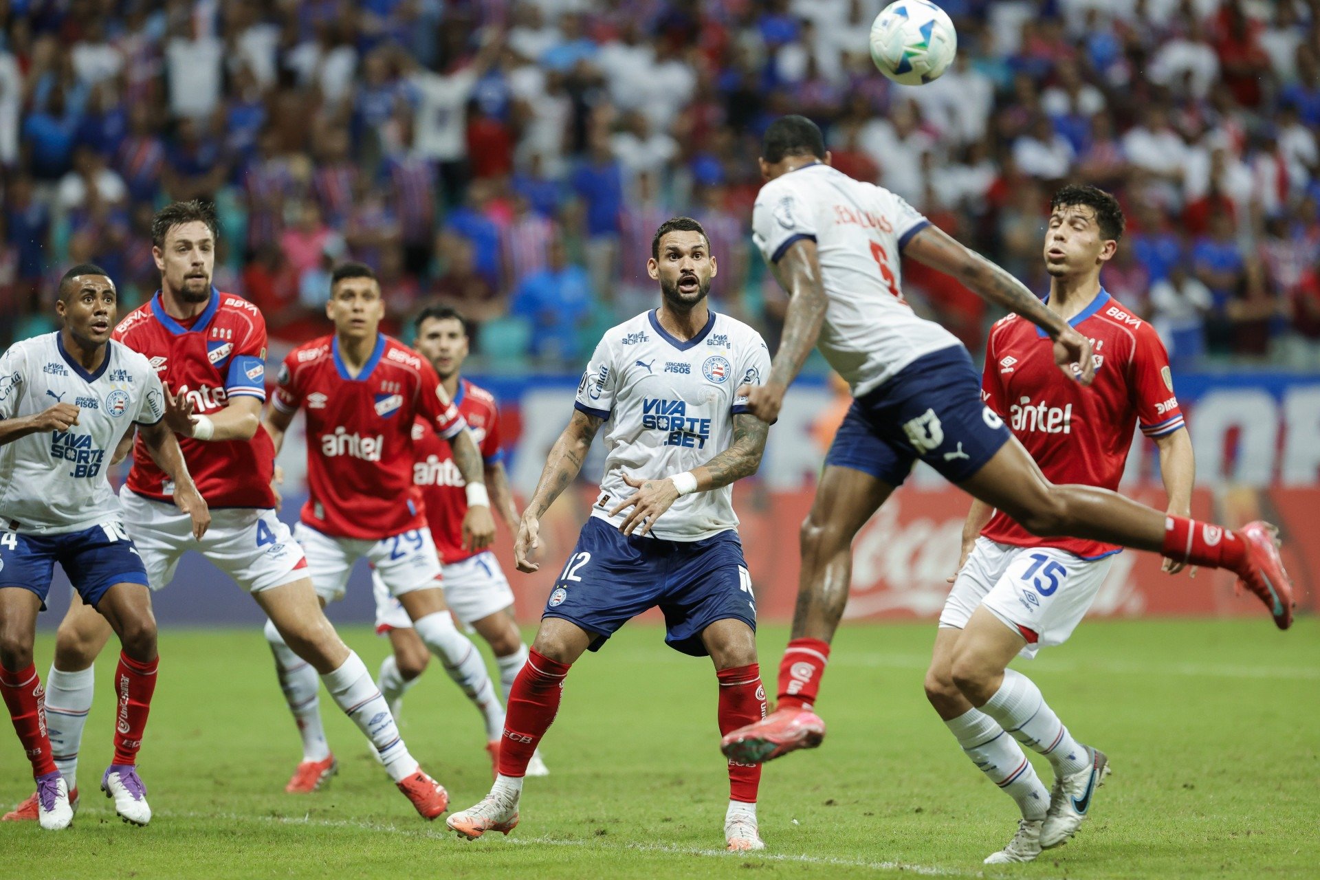 Lance do jogo entre Bahia x Nacional pela Libertadores