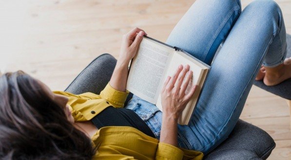 Imagem de uma mulher lendo livro