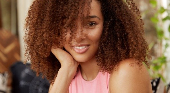 Mulher com cabelo cacheado sem frizz