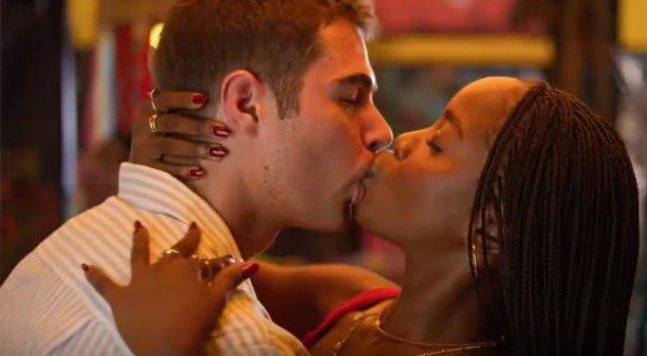 Davi e Leona se beijam em Dona de mim