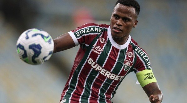 John Arias tenta domínio da bola em jogo do Fluminense 
