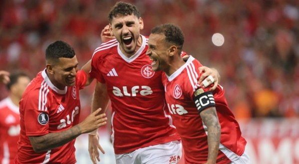 Jogadores do Internacional celebram gol de Alan Patrick