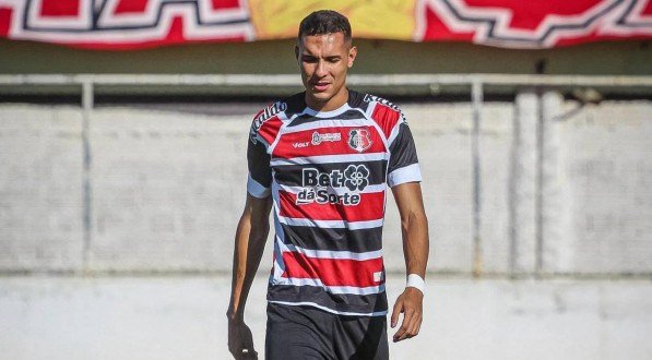 Imagem do zagueiro Matheus Vinícius em ação pelo Santa Cruz na temporada