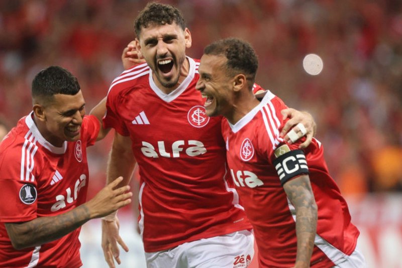 Jogadores do Internacional celebram gol de Alan Patrick