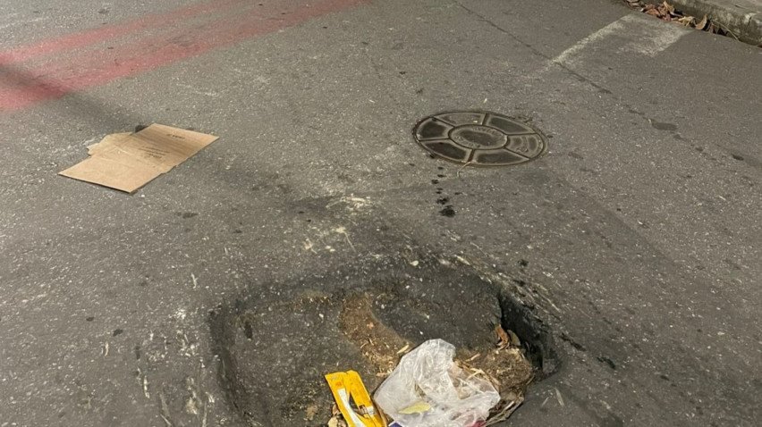 Enorme buraco coloca motoristas em risco nas Graças