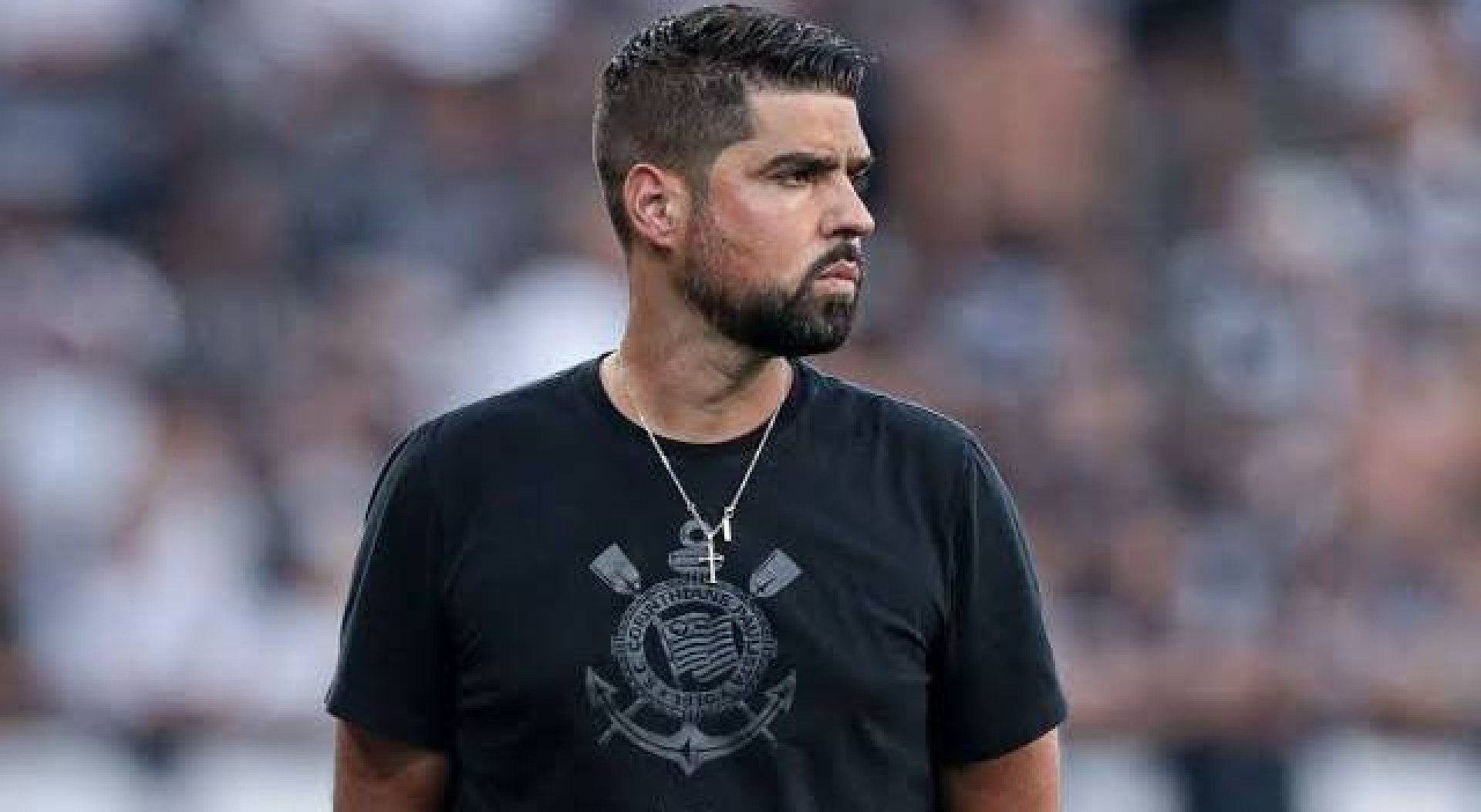 António Oliveira na beira do campo na época do Corinthians