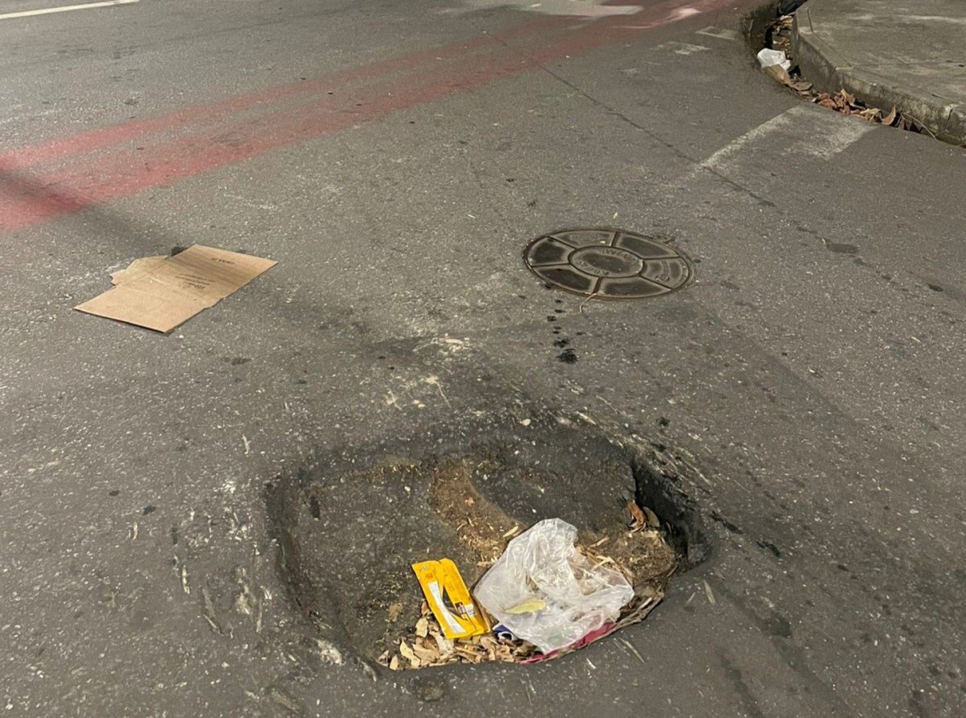 Voz do Leitor, 09/05: Enorme buraco coloca motoristas em risco nas Graças