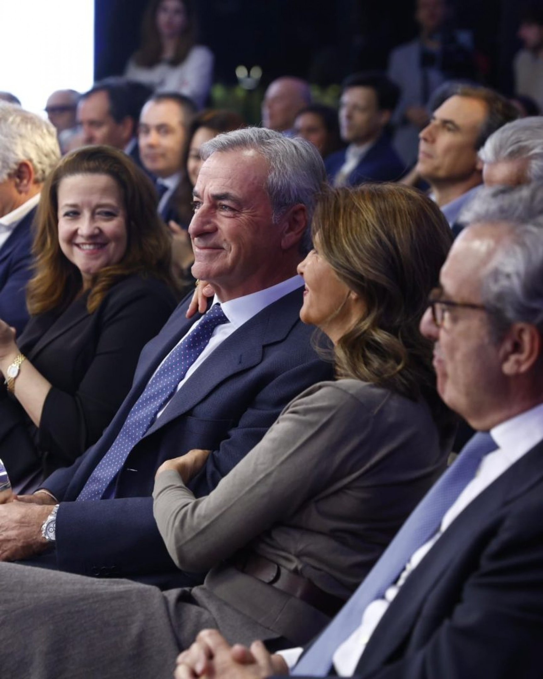 Carlos Sainz Pai, bicampeão mundial de rali, avalia candidatura à presidência da FIA e pode enfrentar Mohammed Ben Sulayem nas eleições de dezembro.