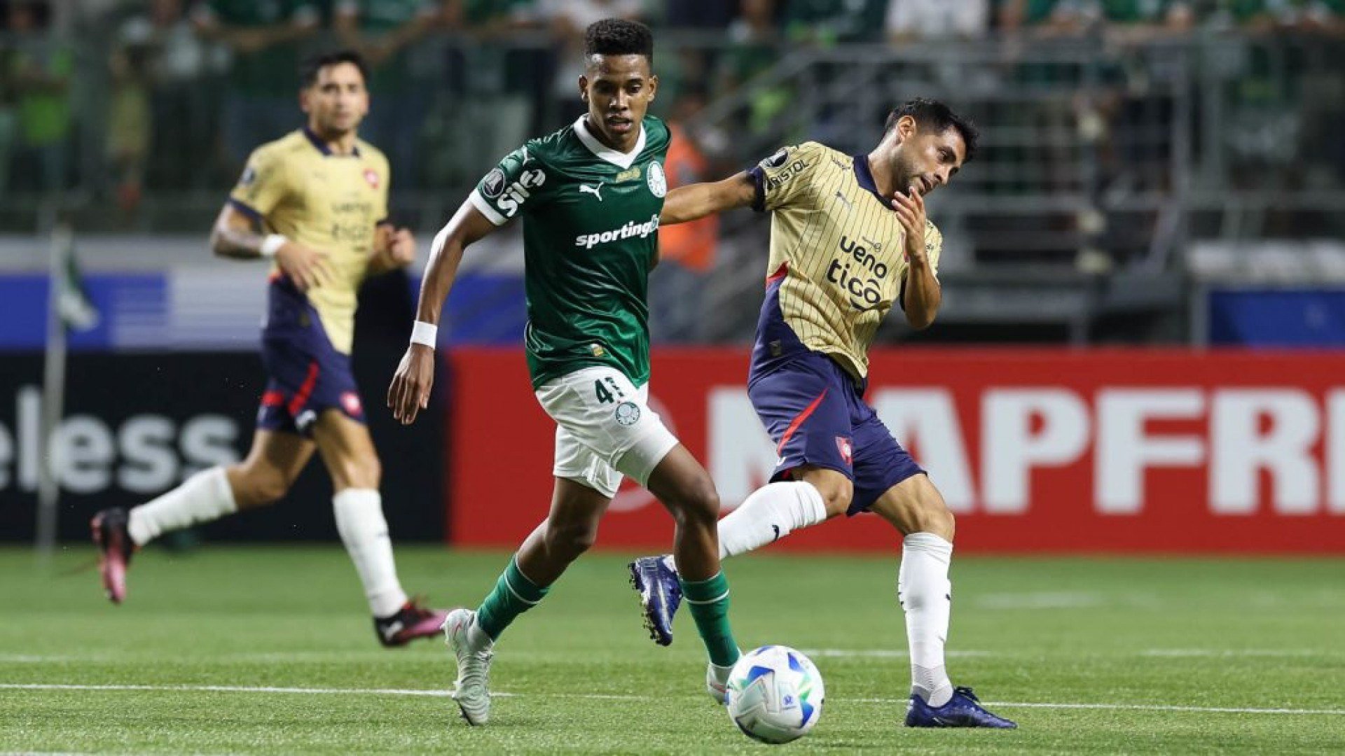 O técnico português tem 5 jogos contra a equipe paraguaia e 5 vitórias, com 100% de aproveitamento no confronto.